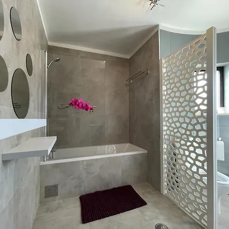 Johns Place Апартаменти *