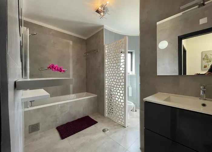 Johns Place * Портиман